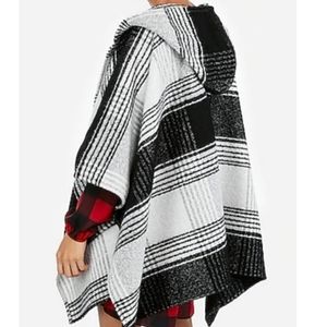 🆕🌿EXPRESS PLAID PONCHO🌿